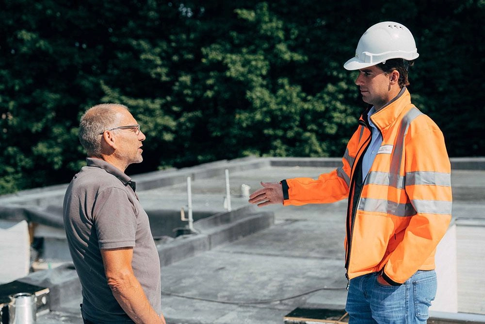 Le chef de chantier Peter Mannaert et Thibaut Behaeghel de Recticel Insulation