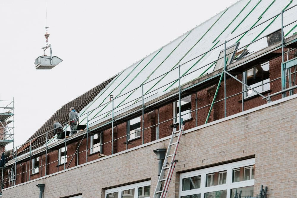 Nouvelle isolation de toiture dans une école à Evergem