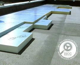 Eurothane Silver A Impact panneau d'isolation thermique incliné pour toits plats - installation